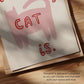 Nahaufnahme Katzenprint „Home is where the cats are“, rosa Katze, „CAT“ in Rot