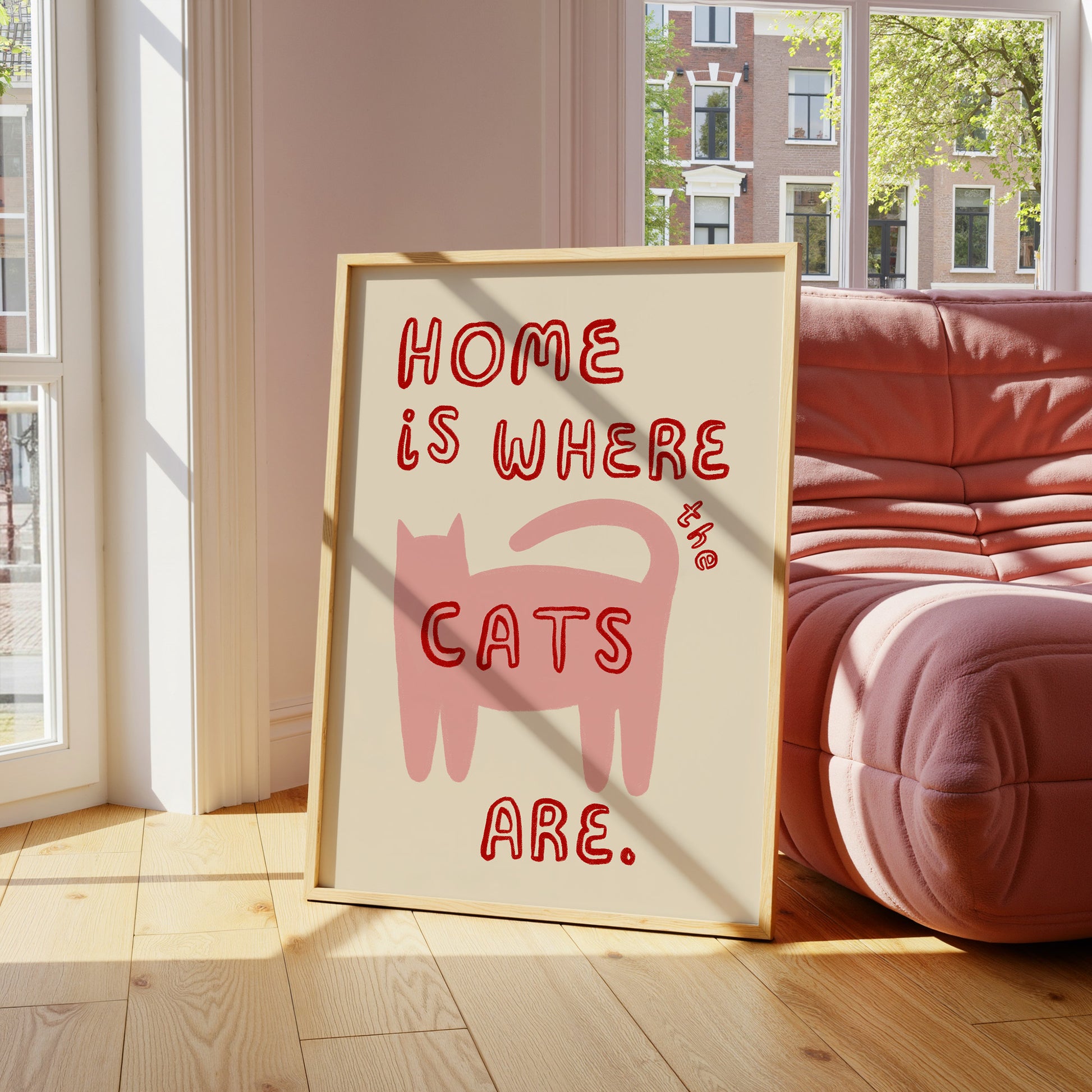 Katzenprint „Home is where the cats are“ auf Leinwand, rosa Katze, rote Aufschrift