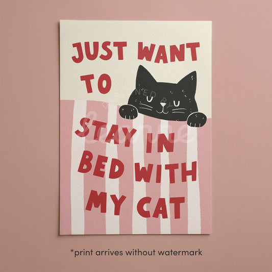 Quadratischer Kunstdruck mit Katze und Text „Just want to stay in bed with my cat“ (rosa)
