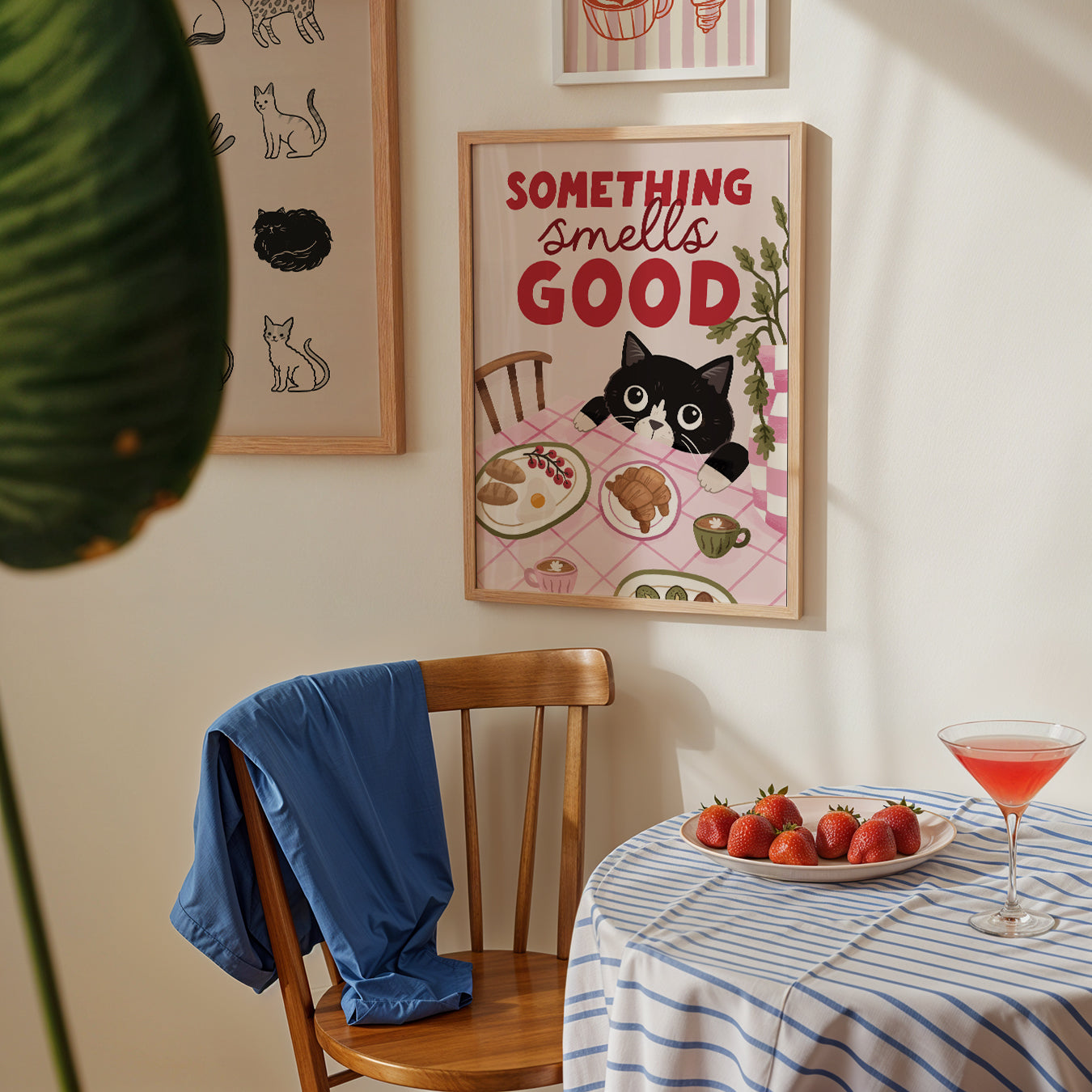 Küchenkunst-Print „Something Smells Good“ im Rahmen, roter Schriftzug, schwarzer Kater