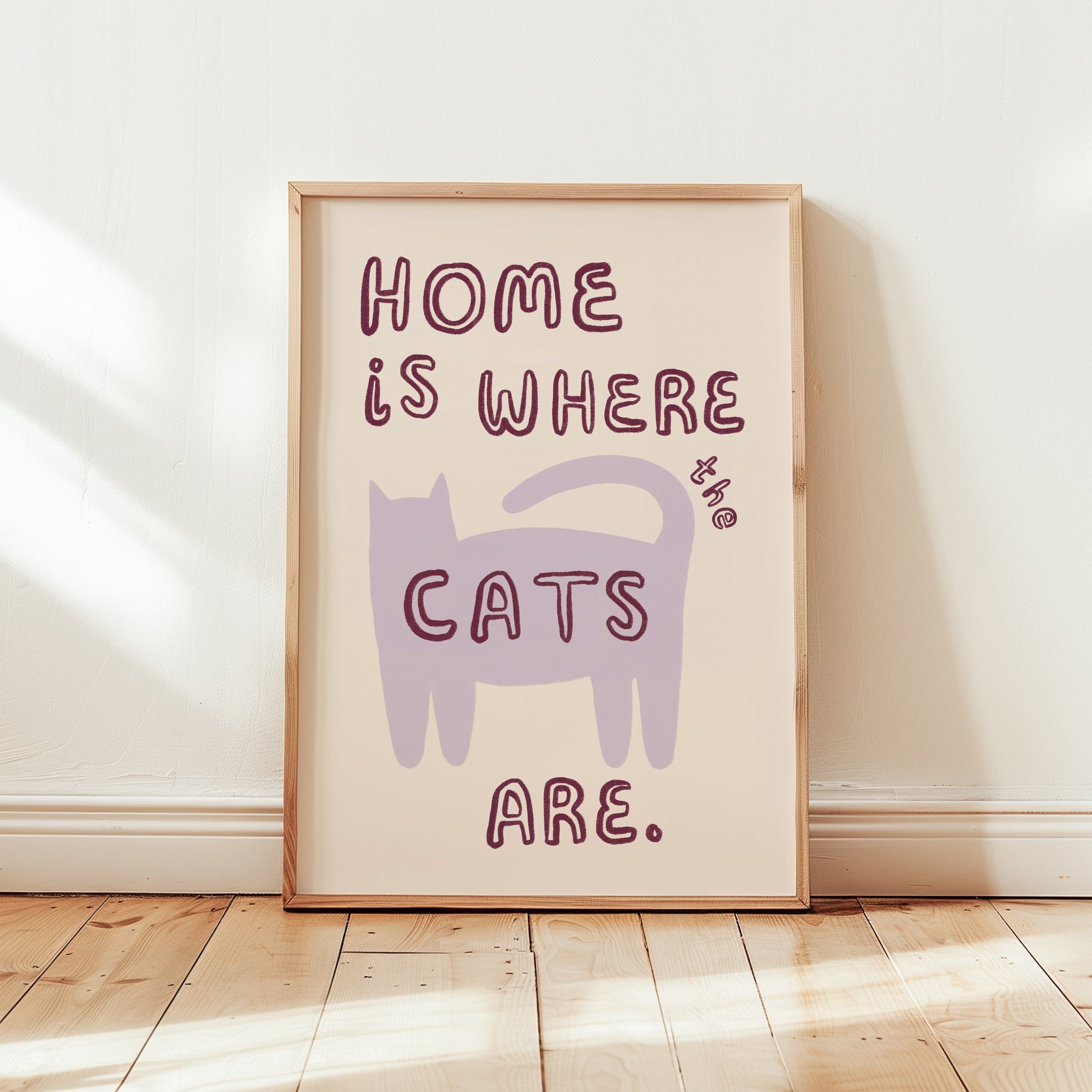 Katzenprint „Home is where the cats are“ lila Katze, rote Schrift, ungerahmt