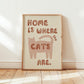 Katzenwandbild „Home is where the cats are“ rosa Katze, rote Schrift, ungerahmt